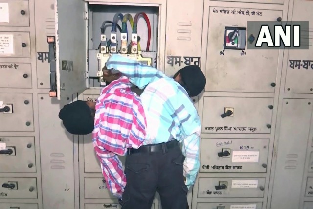 Индийские близнецы с одним телом на двоих работают электриками